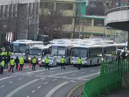Gegner und Anhänger Yoons demonstrieren seit Tagen auf den Straßen.  - Foto: Lee Jin-man/AP/dpa