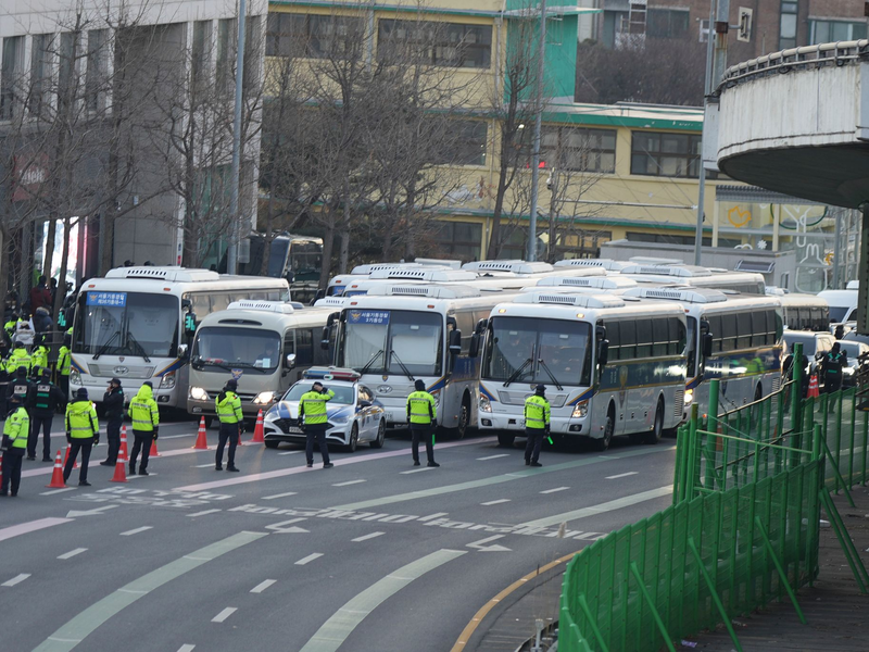Anhänger Yoons demonstrierten in der Nähe des Verfassungsgerichts. - Foto: Lee Jin-man/AP/dpa