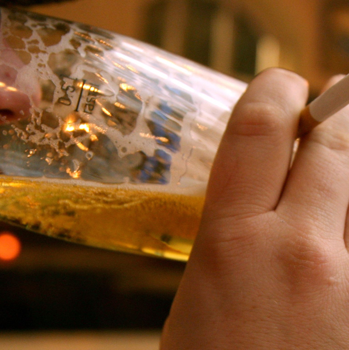 Dass Rauchen und Trinken Krebs fördern, ist hinlänglich bekannt. Weniger Menschen wissen, dass auch Übergewicht zu den wichtigsten Risikofaktoren zählt. (Archivbild) - Foto: picture alliance / dpa