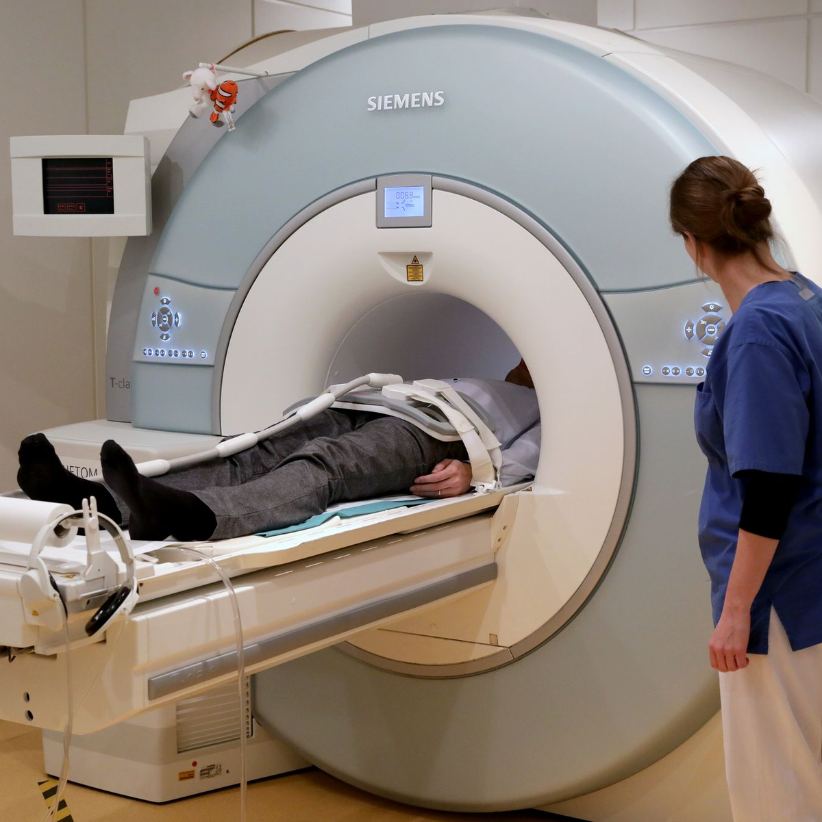 Unter anderem mit einem MRT lassen sich Tumore im Körper erkennen. (Archivbild) - Foto: Bernd Wüstneck/dpa