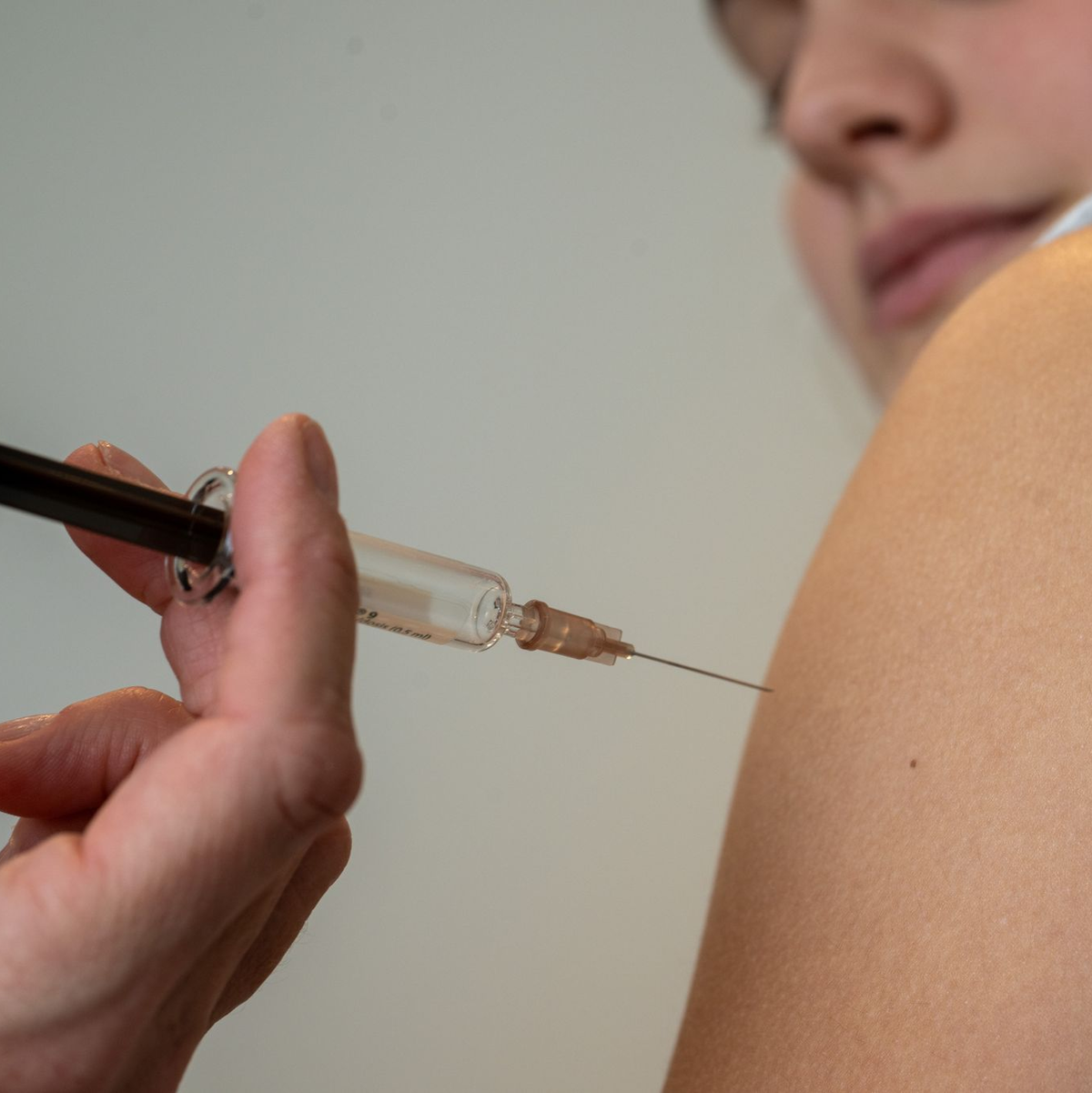 Eine HPV-Impfung schützt nicht nur vor Gebärmutterhalskrebs, sondern auch gegen Analkrebs. (Archivbild) - Foto: Stefan Puchner/dpa