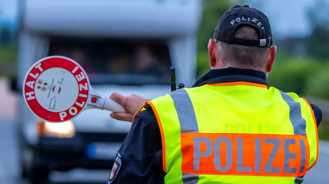 Hart aber gerecht: Punkte in Flensburg sollen für mehr Sicherheit im Straßenverkehr sorgen. (Archivbild) - Bild: Jens Büttner/dpa
