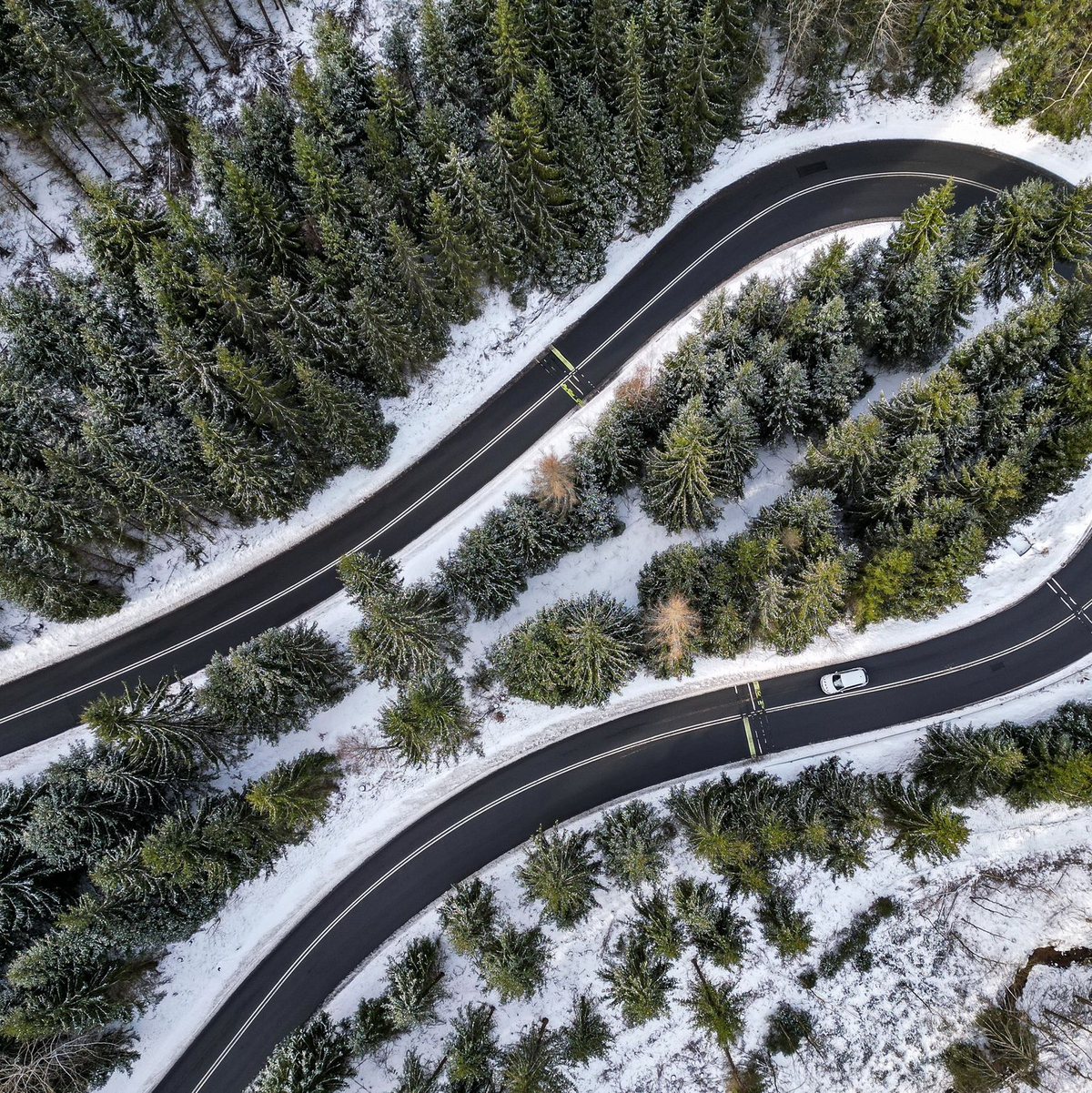 Eng, kurvig und oft ungesichert: Landstraßen bergen ein hohes Unfallrisiko. (Archivbild) - Foto: Jan Woitas/dpa
