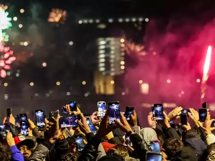 Silvester in Düsseldorf - und Tausende Menschen am Rheinufer filmen mit. - Foto: Christoph Reichwein/dpa