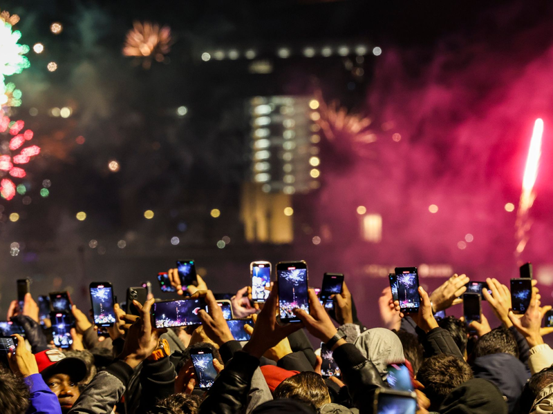 Silvester in Düsseldorf - und Tausende Menschen am Rheinufer filmen mit. - Foto: Christoph Reichwein/dpa