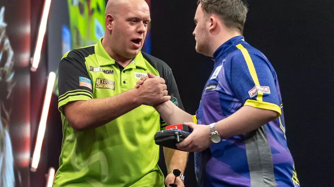 Duellierten sich in Berlin: Van Gerwen und Littler. - Bild: Andreas Gora/dpa