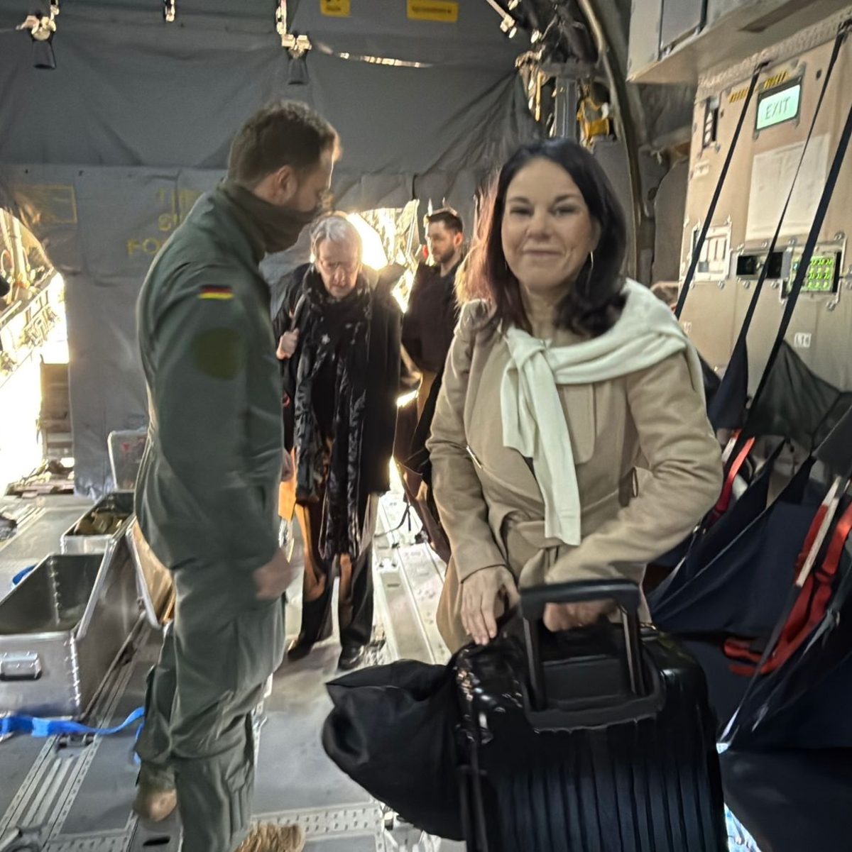 Unterwegs nach Syrien: Baerbock im Bundeswehr-Flugzeug. - Foto: Jörg Blank/dpa