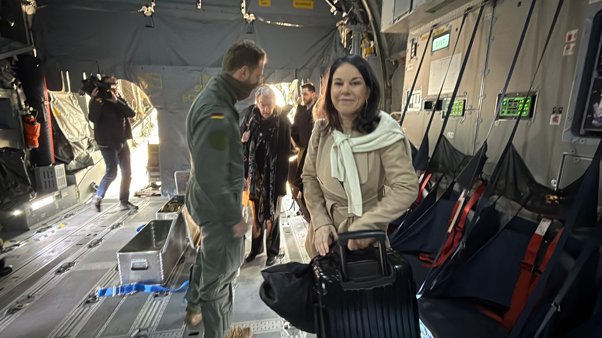 Unterwegs nach Syrien: Baerbock im Bundeswehr-Flugzeug. - Foto: Jörg Blank/dpa