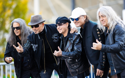 Mikkey Dee, hier rechts im Bild, mit den Scorpions. - Foto: Moritz Frankenberg/dpa