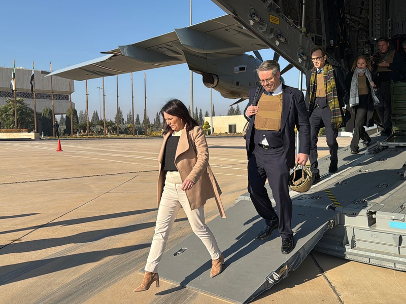 Ausgestreckte Hand nur für den männlichen Minister: Rebellenchef al-Scharaa.  - Foto: Jörg Blank/dpa