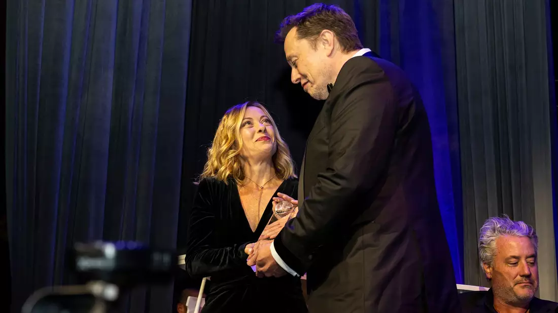 Italiens Ministerpräsidentin Giorgia Meloni nahm vergangenes Jahr in den USA von Elon Musk eine Auszeichnung entgegen. (Foto: Archiv) - Bild: Michelle Farsi/AP/dpa