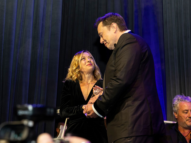 Italiens Ministerpräsidentin Giorgia Meloni nahm vergangenes Jahr in den USA von Elon Musk eine Auszeichnung entgegen. (Foto: Archiv) - Foto: Michelle Farsi/AP/dpa
