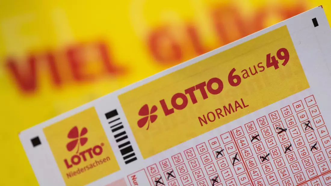 Viele Menschen spielen Lotto - im vergangenen Jahr lag der Einsatz bei mehr als 8,5 Milliarden Euro. (Archivbild) - Bild: Swen Pförtner/dpa