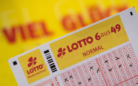 Viele Menschen spielen Lotto - im vergangenen Jahr lag der Einsatz bei mehr als 8,5 Milliarden Euro. (Archivbild) - Foto: Swen Pförtner/dpa