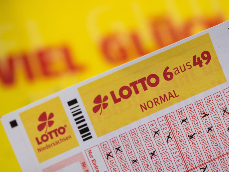 Viele Menschen spielen Lotto - im vergangenen Jahr lag der Einsatz bei mehr als 8,5 Milliarden Euro. (Archivbild) - Foto: Swen Pförtner/dpa