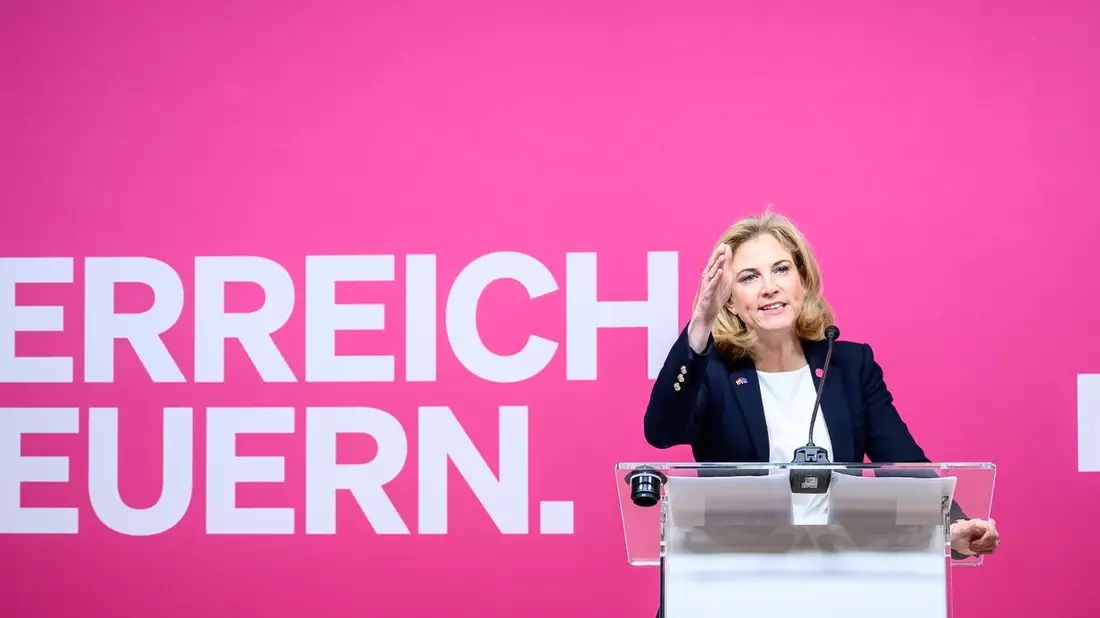 Die Neos steigen aus den Koalitionsverhandlungen aus - Bild: Max Slovencik/APA/dpa