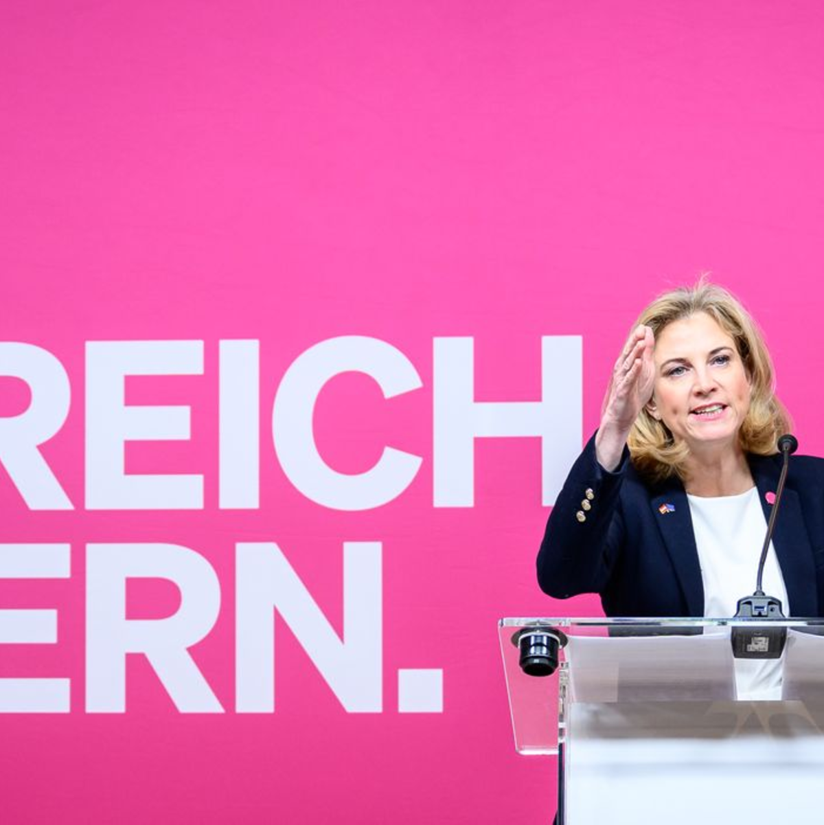 Die Neos steigen aus den Koalitionsverhandlungen aus - Foto: Max Slovencik/APA/dpa