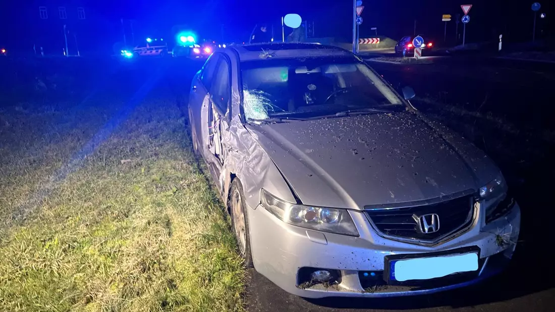 POL-KLE: Kalkar - Schwerer Verkehrsunfall im Kreisverkehr / keine Fahrerlaubnis, Fahrzeug nicht zugelassen, Verdacht auf Alkohol und Drogen - Bild: presseportal.de