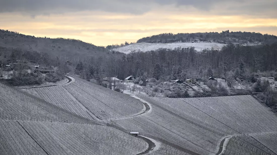 Am Wochenende droht in vielen Teilen Deutschlands Glätte. - Bild: Bernd Weißbrod/dpa