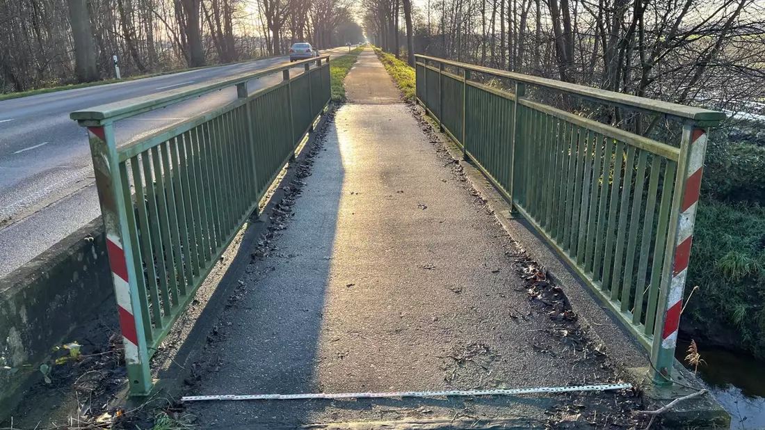 POL-KLE: Straelen - Nachtragsmeldung / Polizeiliche Suche nach Unfallstelle erfolgreich / Brückengeländer gestreift - Bild: presseportal.de