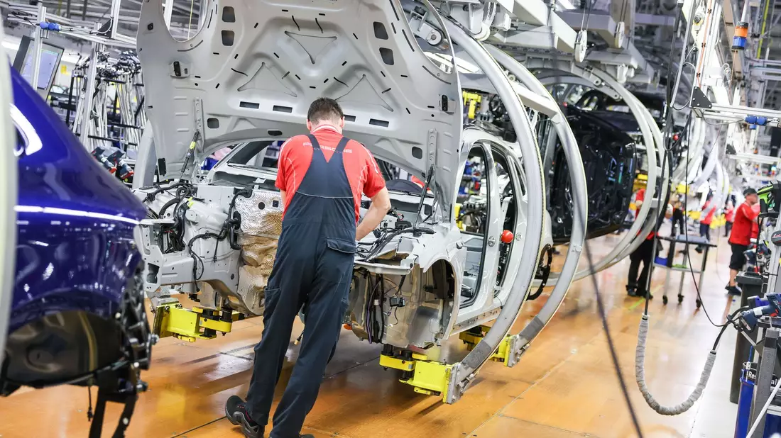 Im verarbeitenden Gewerbe wurden laut der Bundesagentur im vergangenen Jahr 90.000 Stellen abgebaut.  - Bild: Jan Woitas/dpa