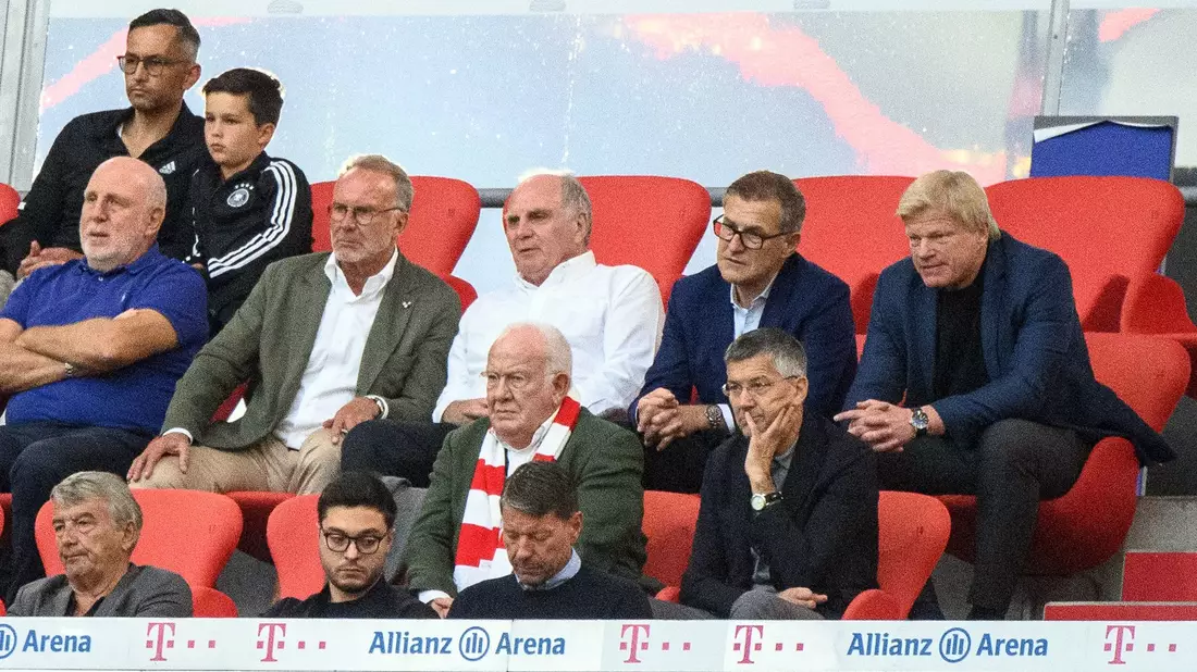 Damals noch gemeinsam auf der Tribüne: Uli Hoeneß (3.v.l.) und Oliver Kahn (r). - Bild: Matthias Balk/dpa