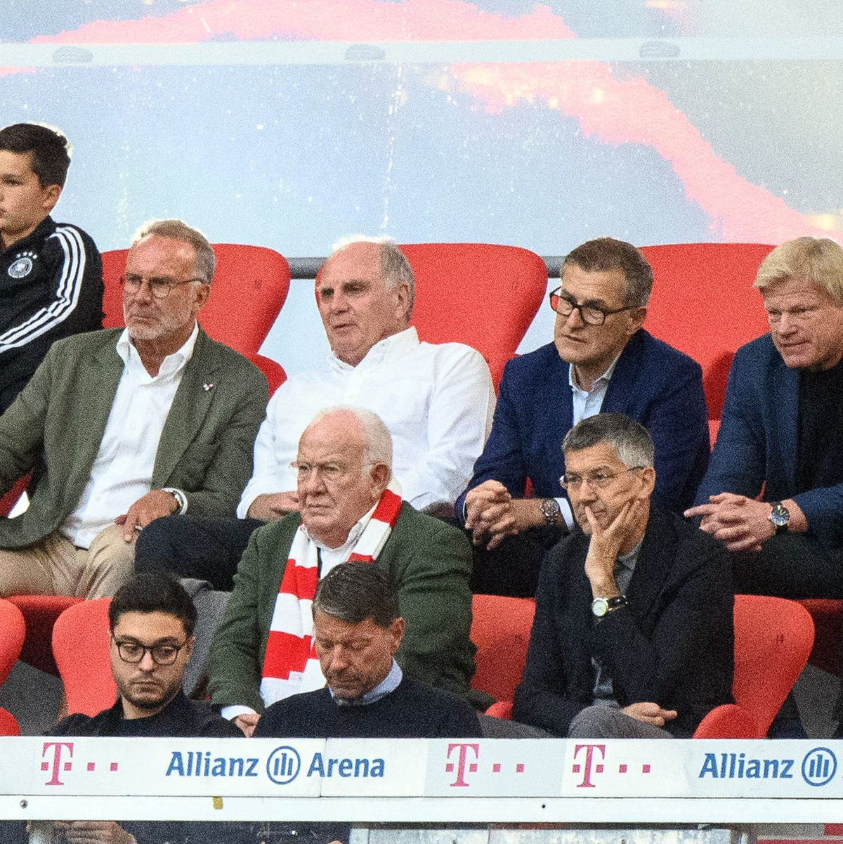 Damals noch gemeinsam auf der Tribüne: Uli Hoeneß (3.v.l.) und Oliver Kahn (r). - Foto: Matthias Balk/dpa