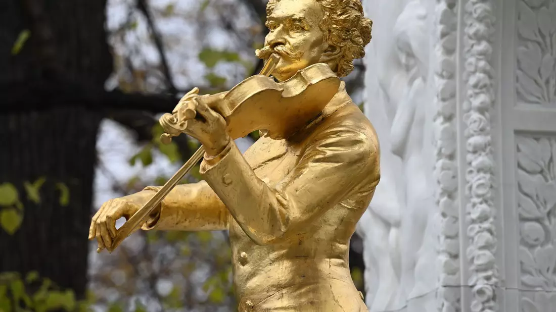 Goldener Walzerkönig: Das Strauss-Image beruht auf Missverständnissen. (Archivbild) - Bild: Helmut Fohringer/APA/dpa