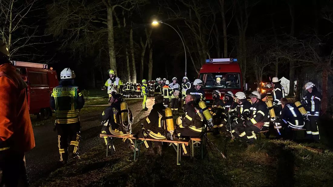 FW-ROW: Lagerhalle in Volkensen in Vollbrand - Bild: presseportal.de