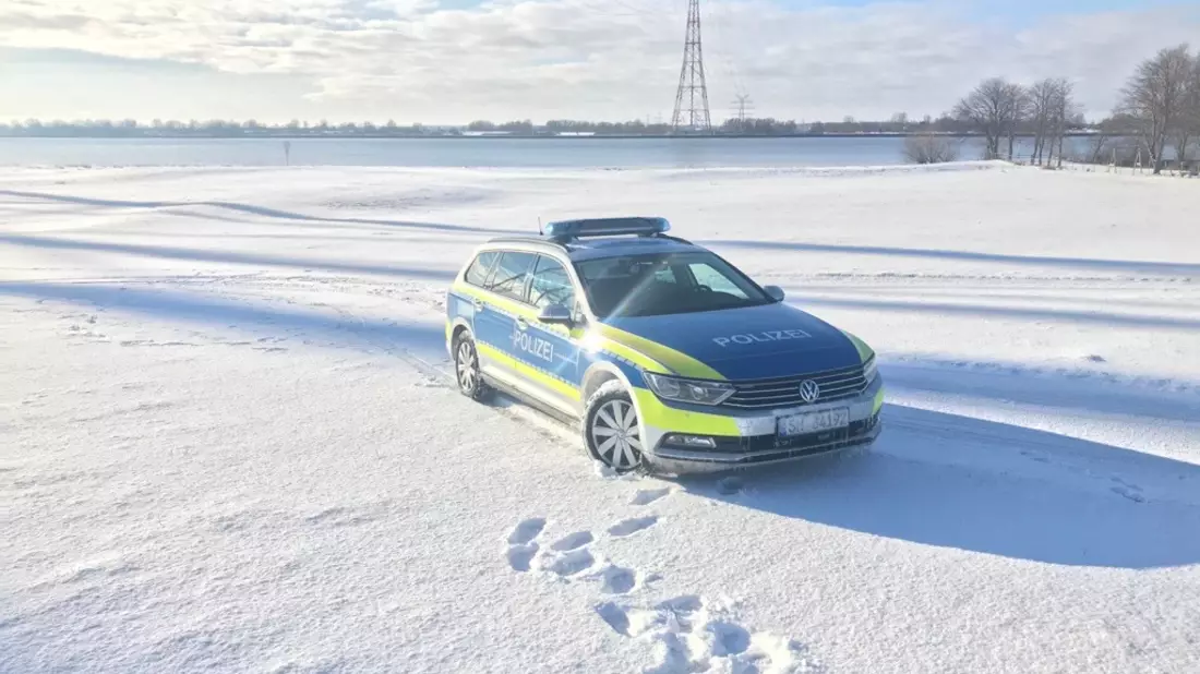 POL-SE: Bad Segeberg - Wintereinbruch in den Kreisen Pinneberg und Segeberg sorgt für Verkehrsbehinderungen und Unfälle auf winterglatter Fahrbahn - Bild: presseportal.de