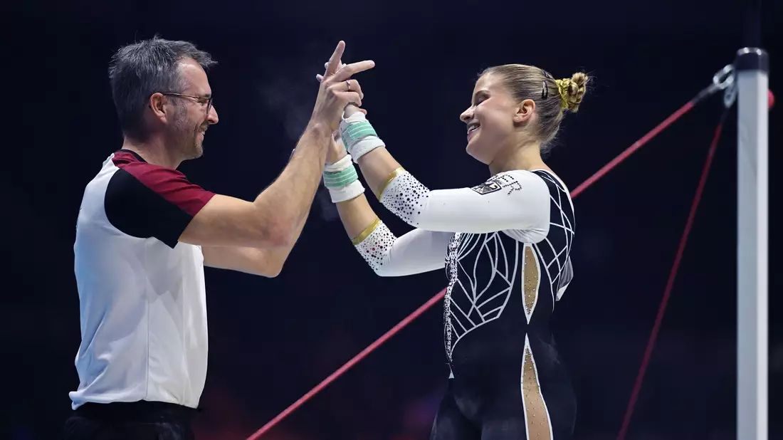Bundestrainer Gerben Wiersma (l.) und die deutsche Top-Turnerin Elisabeth Seitz. - Bild: Marijan Murat/dpa