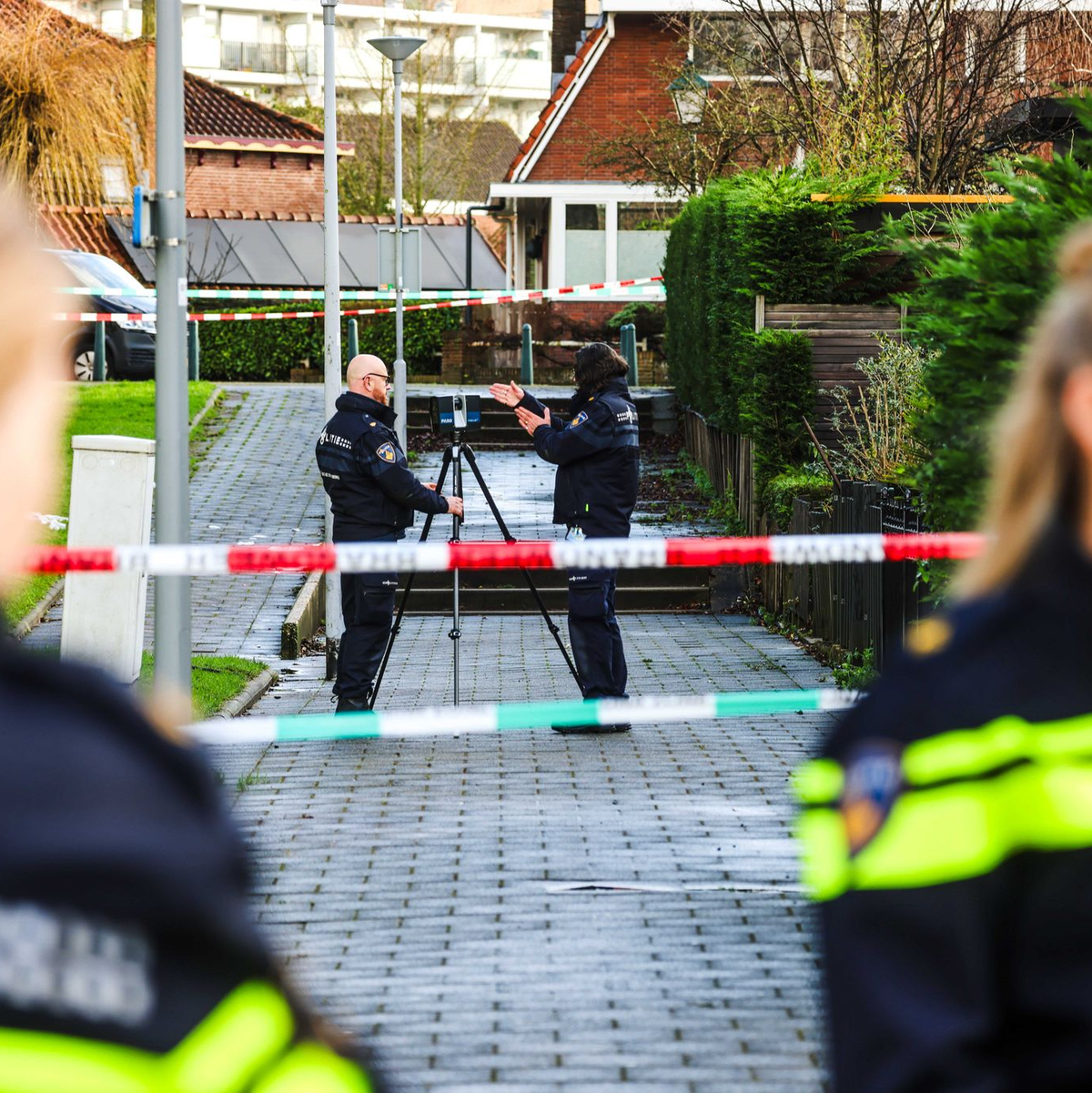 Nach einer Großfahndung hat die Polizei in Rotterdam einen 24-Jährigen gefasst, der drei Männer ohne erkennbaren Grund erschossen haben soll. - Foto: JEFFREY GROENEWEG/ANP/dpa