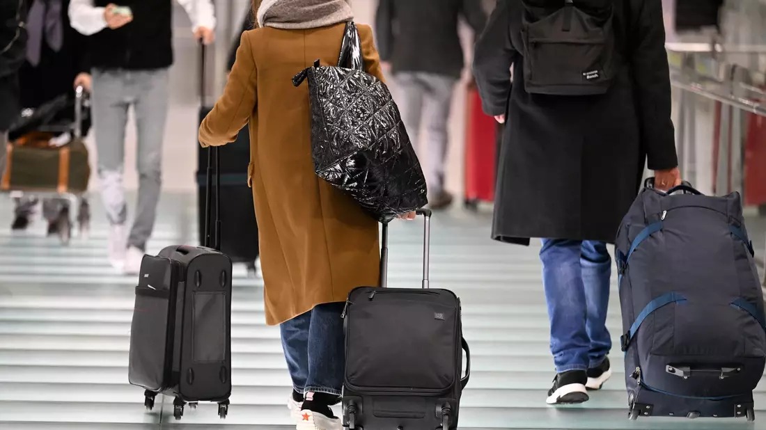 An den großen Flughäfen in Deutschland kommt es wegen technischer Probleme zu Warteschlangen bei der Einreise aus Nicht-Schengen-Staaten (Foto-Symbol) - Bild: Roberto Pfeil/dpa