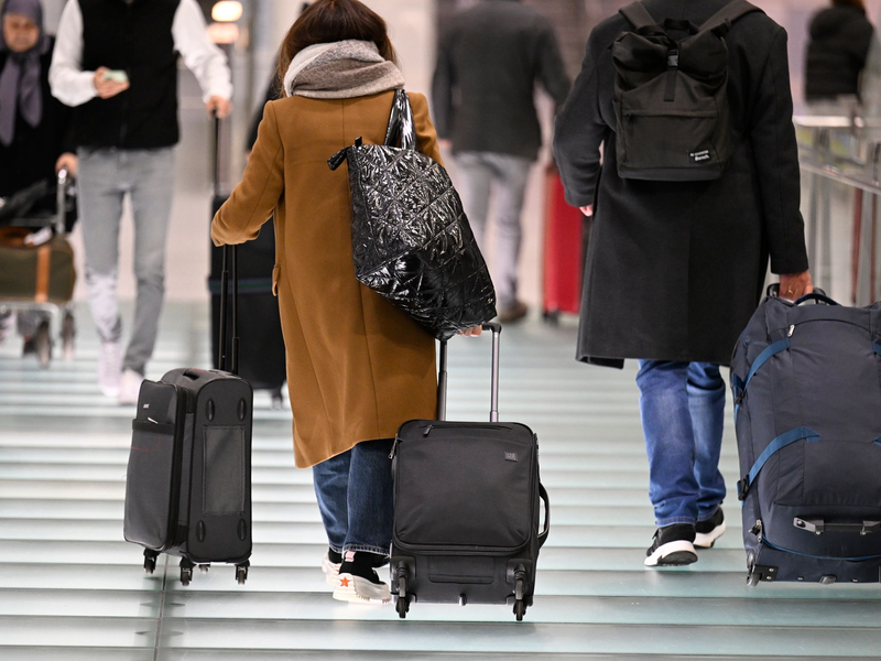 An den großen Flughäfen in Deutschland kommt es wegen technischer Probleme zu Warteschlangen bei der Einreise aus Nicht-Schengen-Staaten (Foto-Symbol) - Foto: Roberto Pfeil/dpa