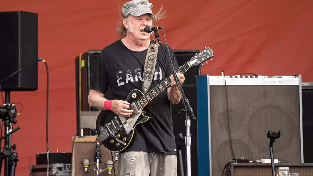 Neil Young will nun doch beim Festival Glastonbury spielen. (Archivfoto) - Bild: Amy Harris/Invision/AP/dpa