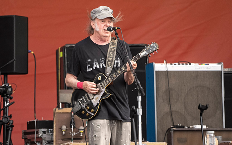 Neil Young will nun doch beim Festival Glastonbury spielen. (Archivfoto) - Foto: Amy Harris/Invision/AP/dpa