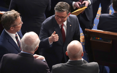 Das Abstimmungsergebnis fiel mit 217 Ja- zu 215 Nein-Stimmen knapp aus. - Foto: Jacquelyn Martin/AP/dpa Das Abstimmungsergebnis fiel mit 217 Ja- zu 215 Nein-Stimmen knapp aus. - Foto: Jacquelyn Martin/AP/dpa