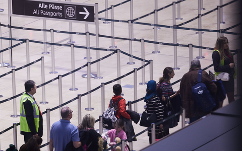 Die Lage an deutschen Flughäfen entspannt sich nach stundenlanger IT-Störung.  - Foto: Joerg Carstensen/dpa