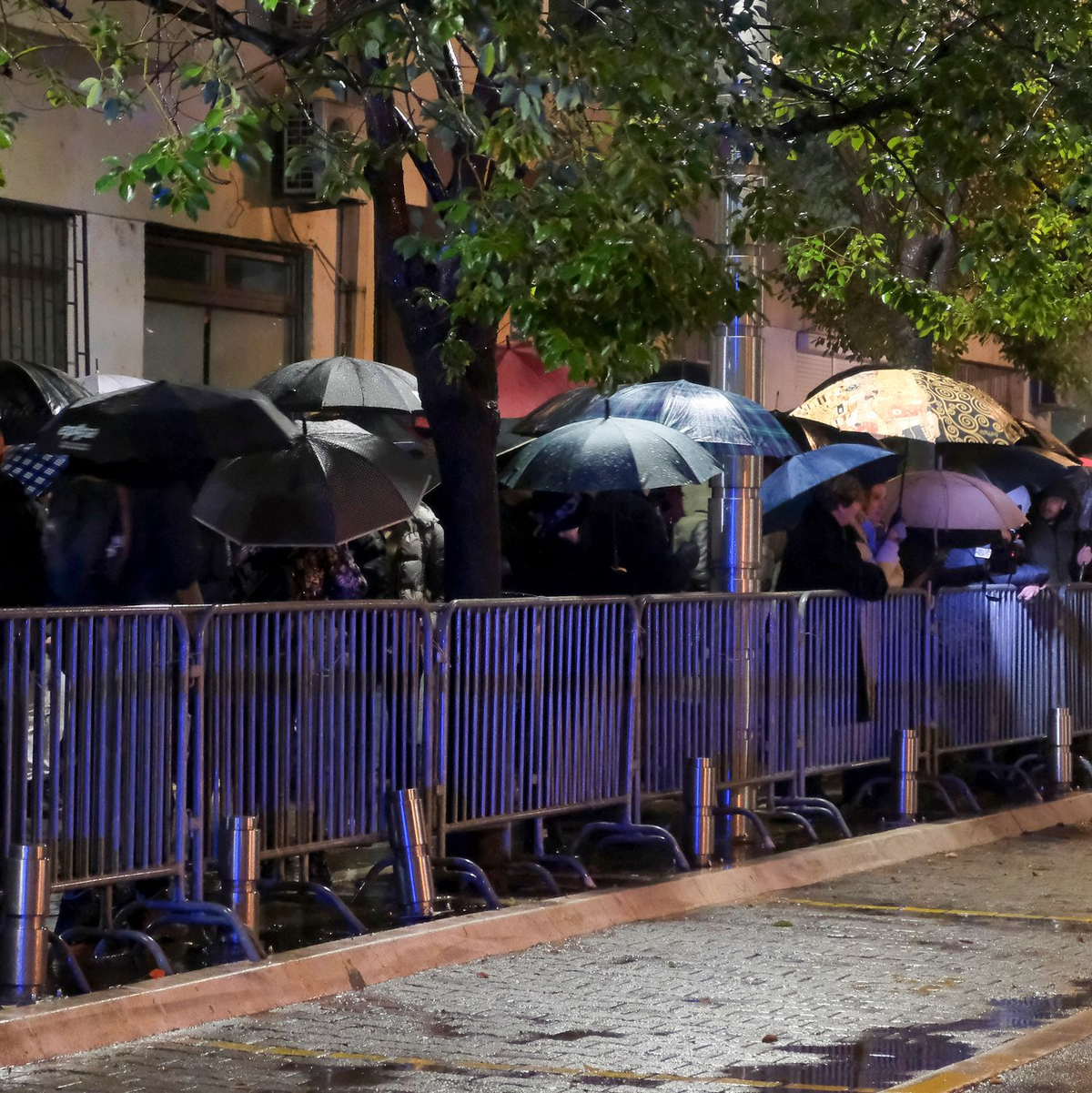 Trotz strömenden Regens demonstrierten hunderte aufgebrachte Montenegriner für ein strengeres Vorgehen gegen potenziell gefährliche Waffenbesitzer. - Foto: Risto Bozovic/AP/dpa