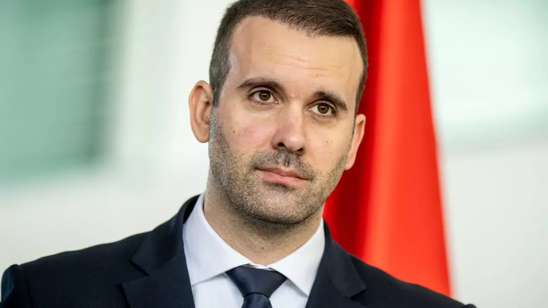 Montenegros Ministerpräsident Spajic will das Waffengesetz verschärfen, nachdem ein Amokschütze in dem Adria-Land zwölf Menschen getötet hat. - Bild: Michael Kappeler/dpa