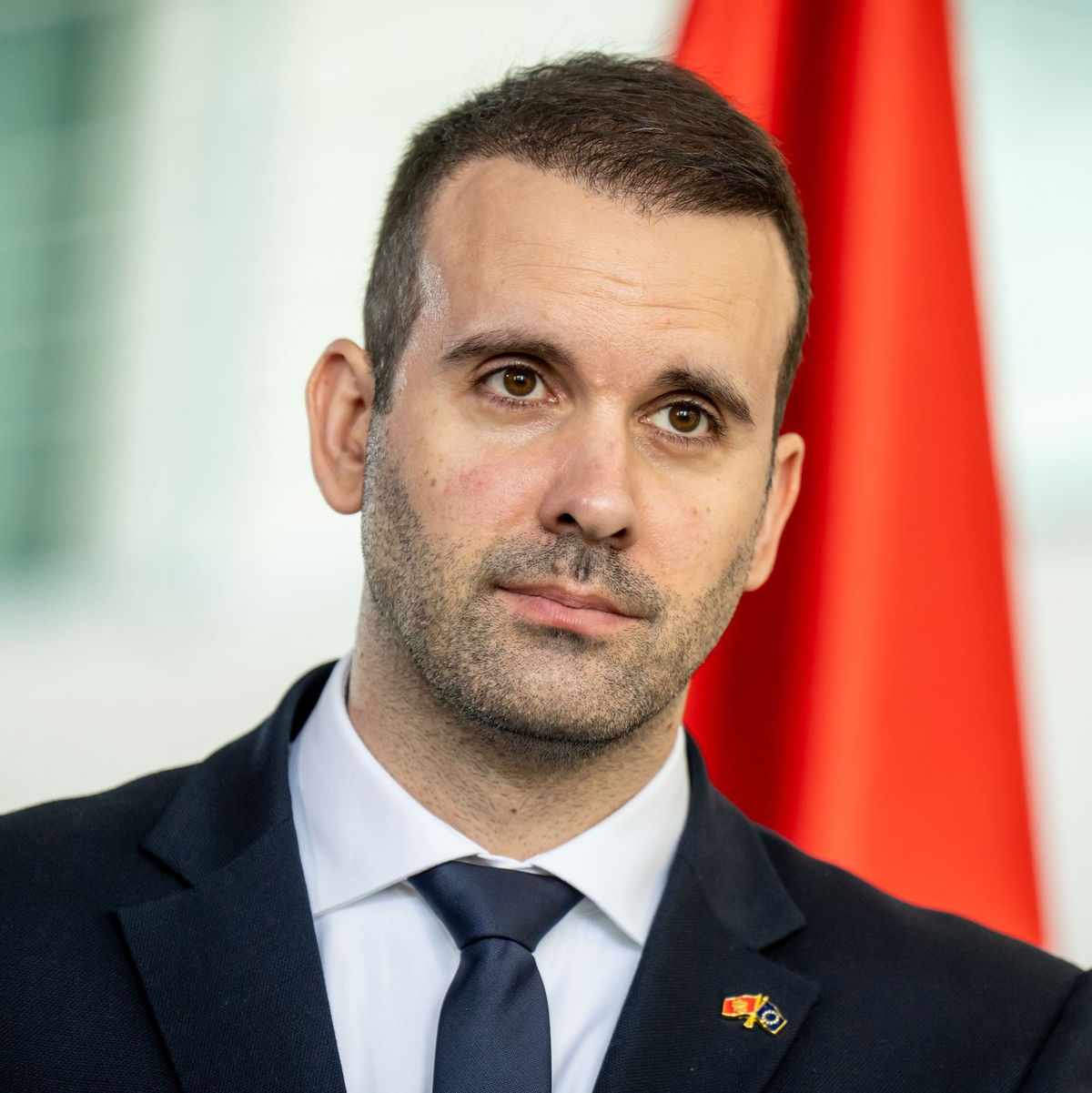 Montenegros Ministerpräsident Spajic will das Waffengesetz verschärfen, nachdem ein Amokschütze in dem Adria-Land zwölf Menschen getötet hat. - Foto: Michael Kappeler/dpa