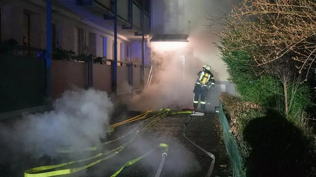 FW Hagen: Kellerbrand, Gebäude musste Stromlinien geschaltet werden. - Bild: presseportal.de