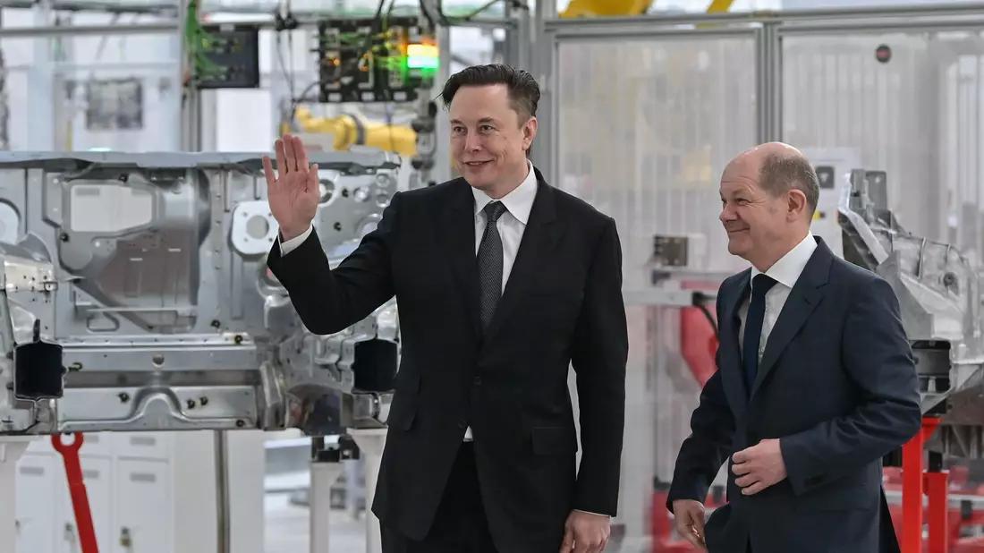 Musk (l) und Scholz während der Eröffnung der Tesla-Fabrik in Grünheide. - Bild: Patrick Pleul/dpa/POOL/dpa