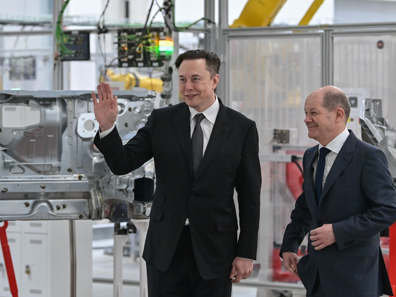 Musk (l) und Scholz während der Eröffnung der Tesla-Fabrik in Grünheide. - Foto: Patrick Pleul/dpa/POOL/dpa