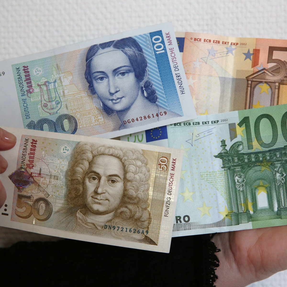 Viele alte Scheine und Münzen sind vermutlich unwiederbringlich verloren. (Archivbild) - Foto: Bernd Wüstneck/dpa-Zentralbild/dpa