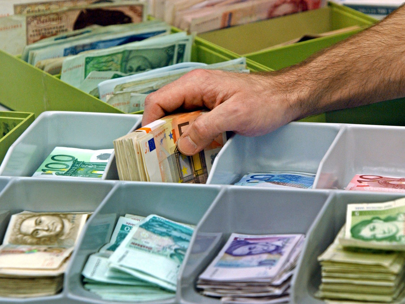 Deutschland gehört zu den Ländern im Euroraum, in denen der Umtausch der alten nationalen Währung in Euro zeitlich unbegrenzt möglich ist. (Archivbild) - Foto: Frank May/dpa