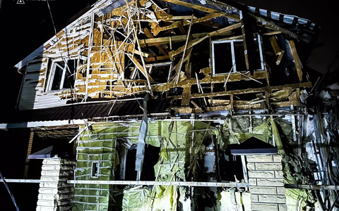 Den ganzen Freitag über gab es russische Luftangriffe auf die Ukraine. - Foto: --/Ukrainischer Katastrophenschutz/dpa