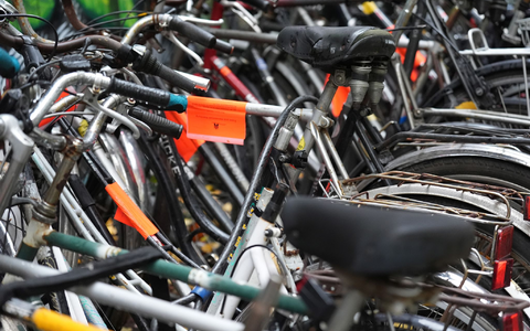 Eine letzte Warnung: Wer diese Markierung sieht, kann sein Rad noch entfernen. (Archivbild) - Foto: Marcus Brandt/dpa