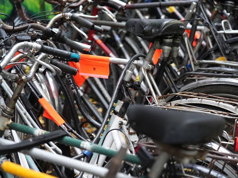 Eine letzte Warnung: Wer diese Markierung sieht, kann sein Rad noch entfernen. (Archivbild) - Foto: Marcus Brandt/dpa