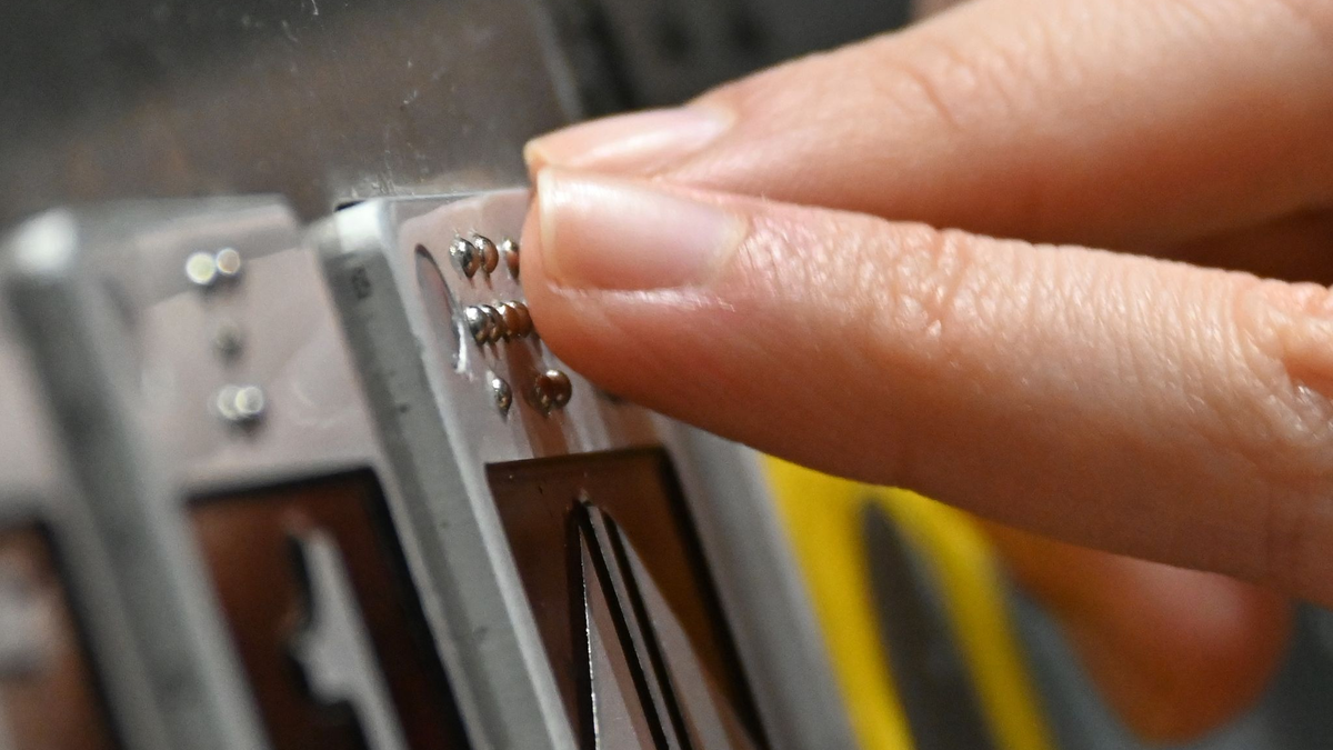 Für blinde und sehbehinderte Menschen gibt es einige Erleichterungen im Alltag, doch ein Interessenverband sieht noch Nachholbedarf. (Archivfoto) - Foto: Anna Ross/dpa